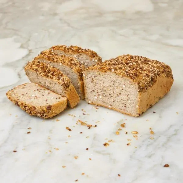 Pan de molde de sarraceno con cobertura de semillas, cortado en rebanadas