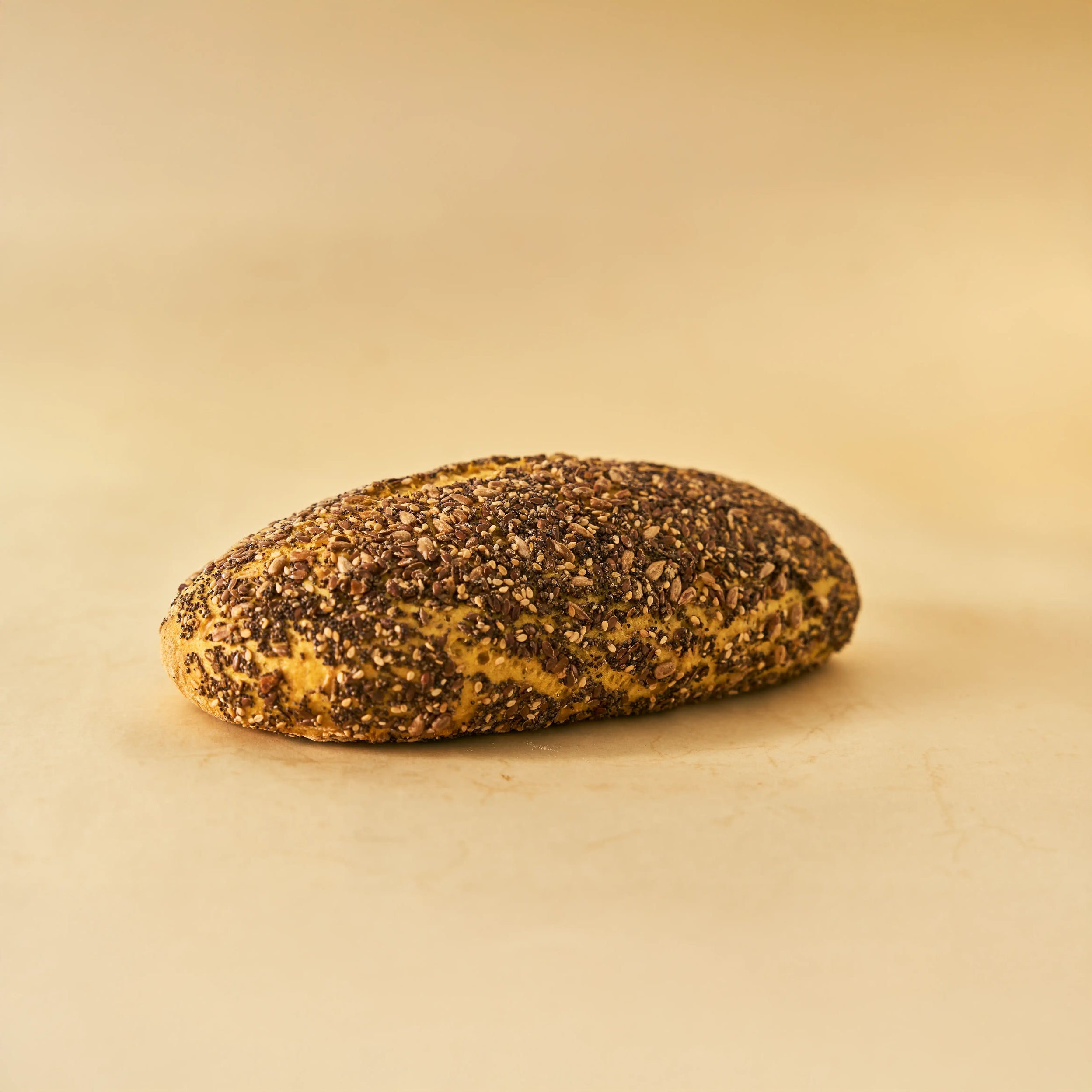 Hogaza de pan de cúrcuma y pimienta negra sin gluten Leon the Baker
