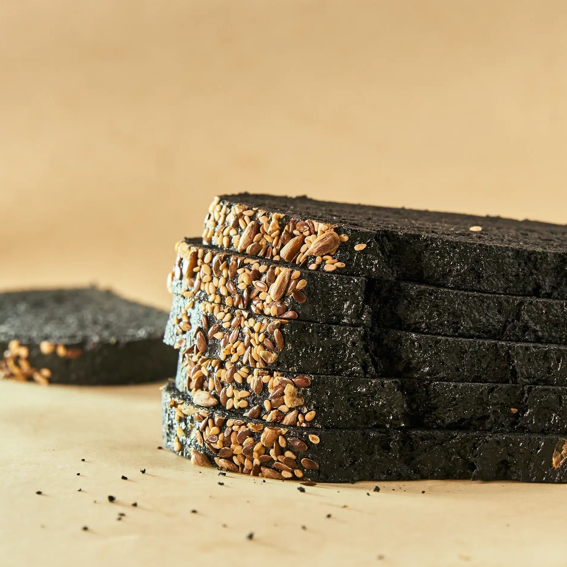 Rebanadas de pan negro con carbón activado y libre de gluten Leon the Baker