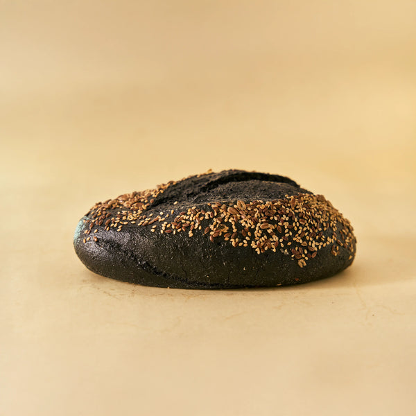 Pan negro sin gluten con carbón activado Leon the Baker