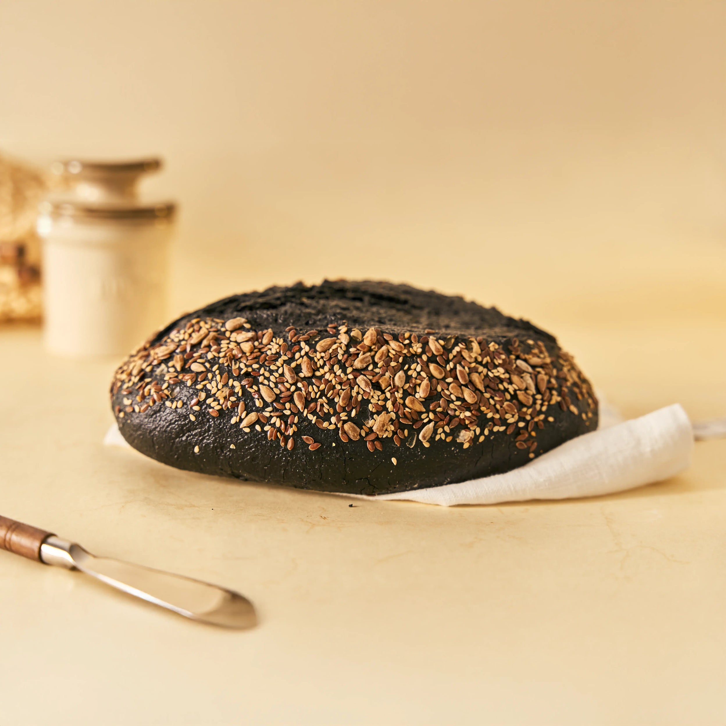 Hogaza de pan sin gluten negro con carbón activado