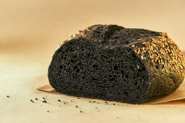 Hogaza de pan negro con carbón activado y sin gluten Leon the Baker