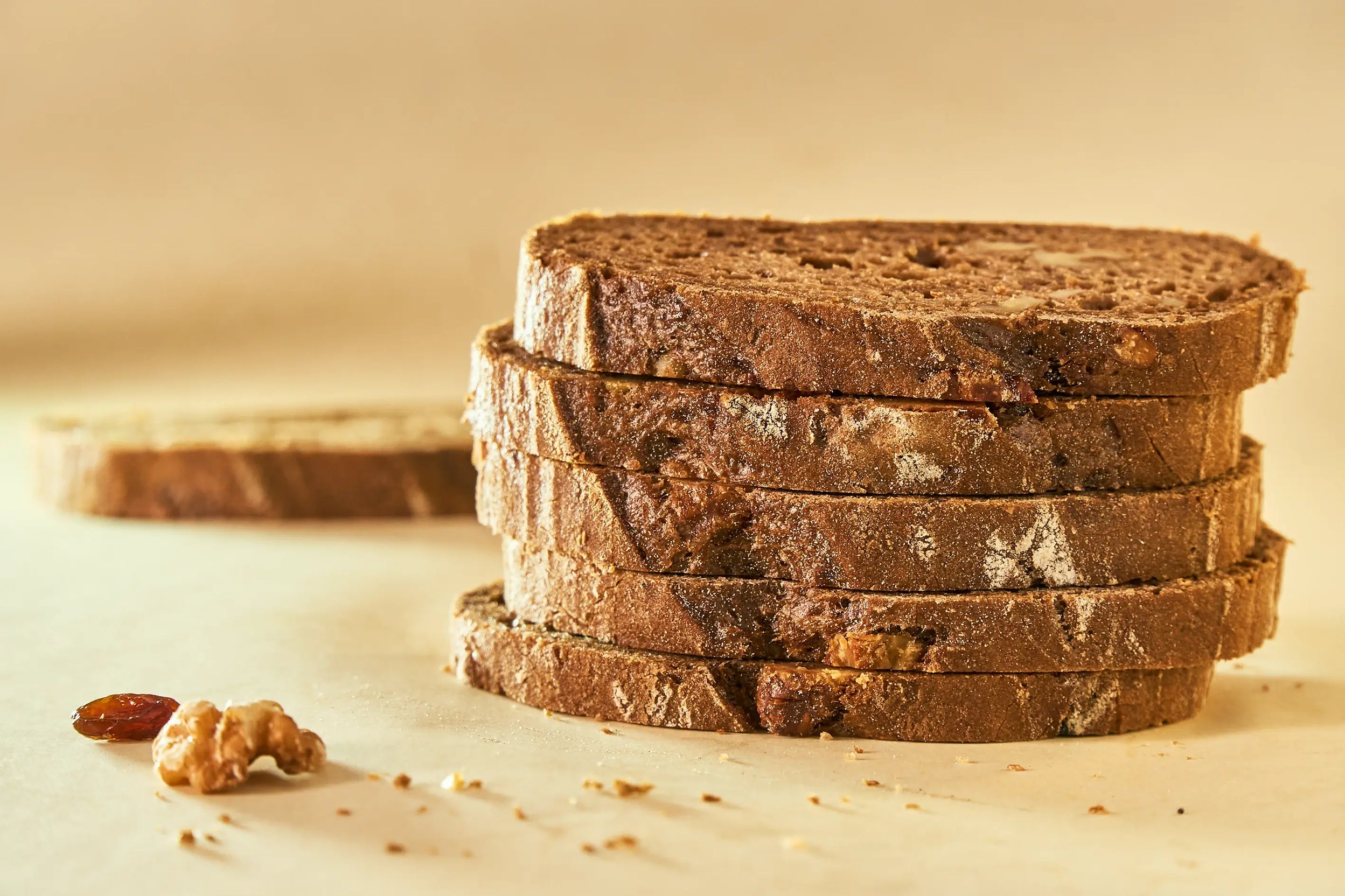 Rebanadas de pan sin gluten con nueces y pasas