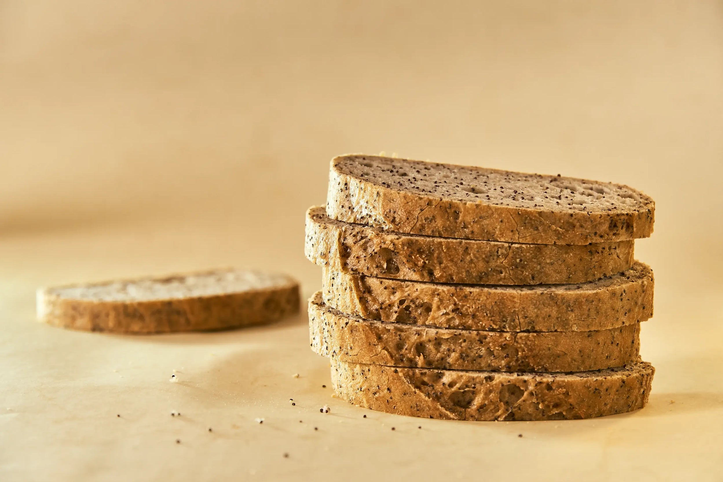 Rebanadas de pan teff sin gluten con semillas de amapola Leon the Baker