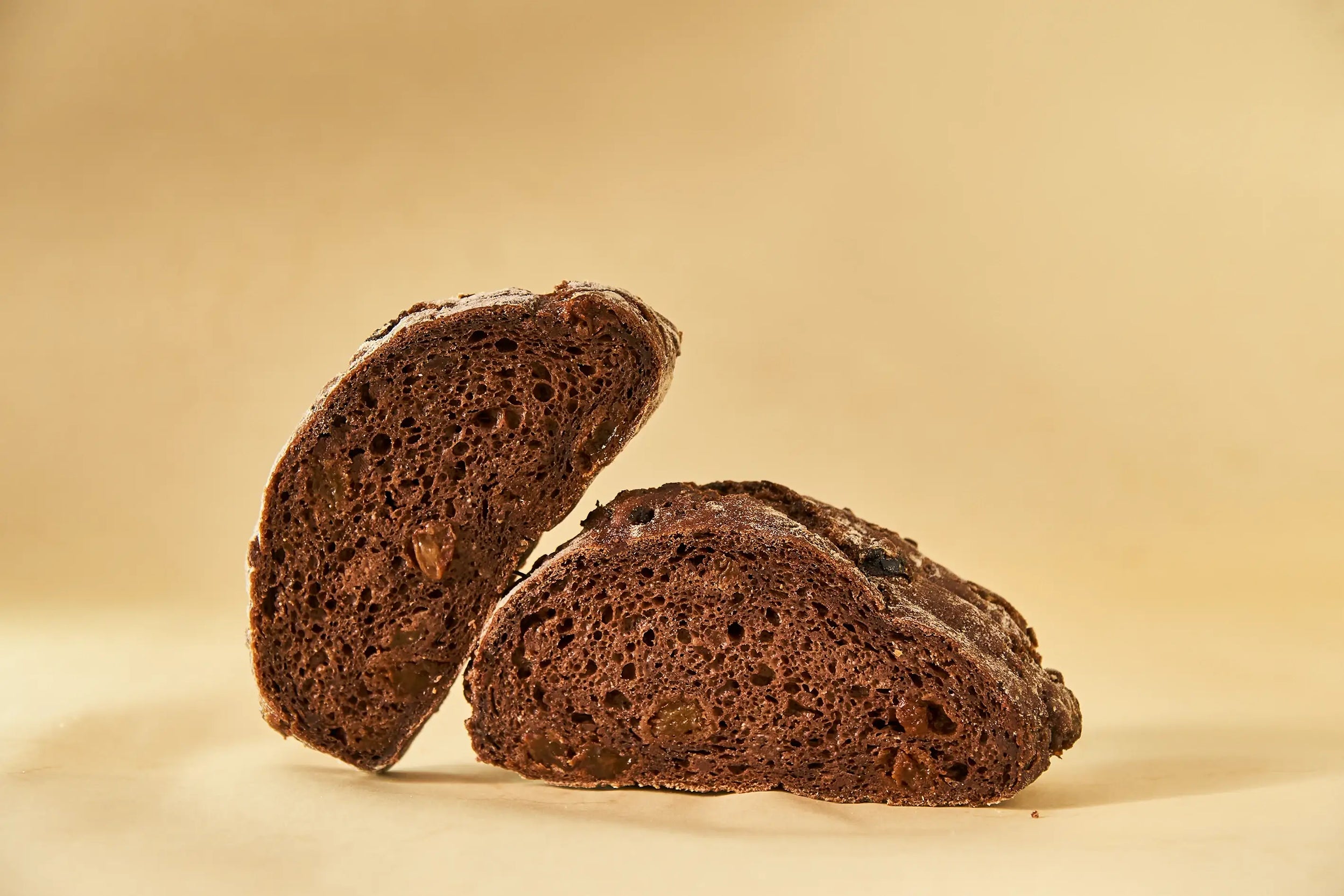 Hogazas de pan de chocolate sin gluten