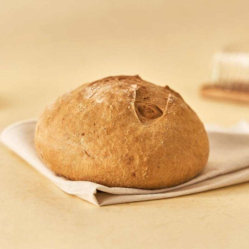 Hogaza redonda de pan sin gluten moreno