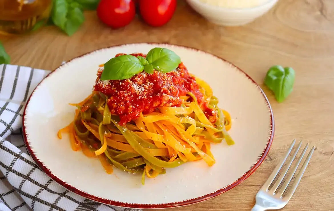 Fettuccine de Paglia e Fieno con ragú de Romagna